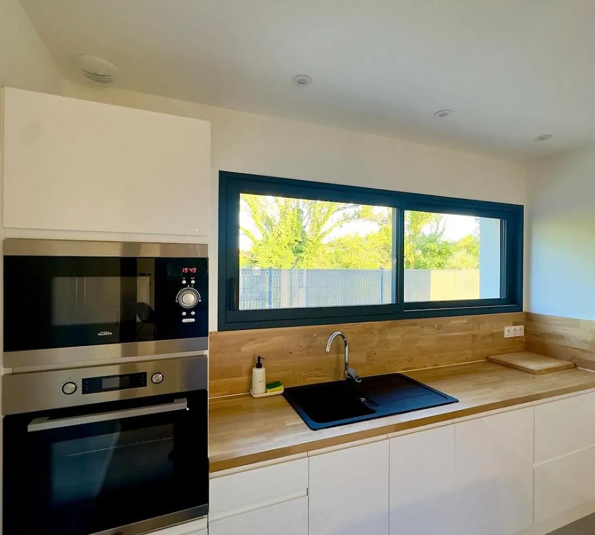 La Charmesienne - Modern Villa With Pool Charmes-sur-Rhone
